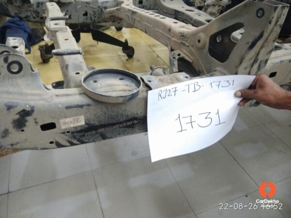 1201-56.jpg 2024 Toyota Innova Crysta 2.4V (MT)