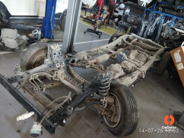 1206-48.jpg 2024 Toyota Innova Crysta 2.4V (MT)