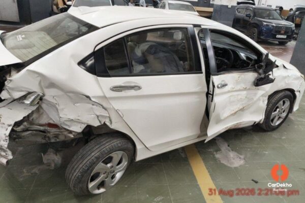 15-1.jpg 2016 Honda City 1.5 V MT (I-VTEC)