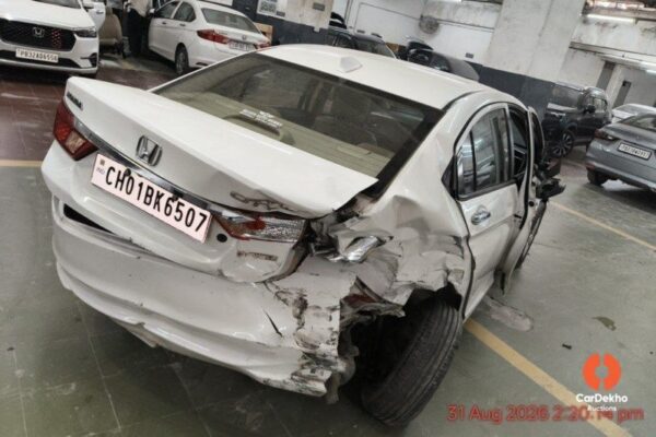 9-1.jpg 2016 Honda City 1.5 V MT (I-VTEC)
